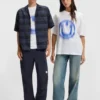 All-Gender-T-Shirt mit verwischtem Logo
