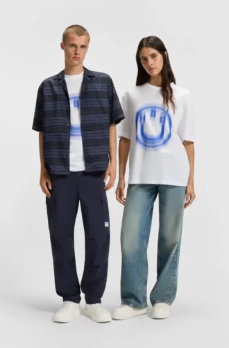 All-Gender-T-Shirt mit verwischtem Logo