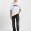 All-Gender-T-Shirt mit verwischtem Logo