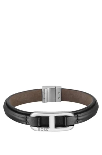 Armband aus braunem Leder mit metallischem Gliederelement mit Markenlogo