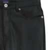 Ausgestellte Hose aus Kunstleder