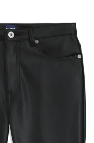 Ausgestellte Hose aus Kunstleder