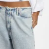 Azurblaue, locker sitzende Jeans aus festem Denim