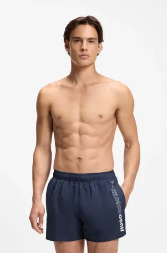 Badeshorts mit wiederkehrenden Logos