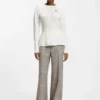 Baumwollpullover mit abnehmbarer Blumenbrosche