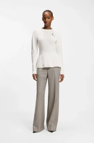 Baumwollpullover mit abnehmbarer Blumenbrosche