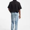 Blaue, konisch geschnittene Jeans aus Distressed-Denim Blaue, konisch geschnittene Jeans aus Distressed-Denim