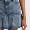 Blauer Minirock aus festem Denim mit Halbplissee