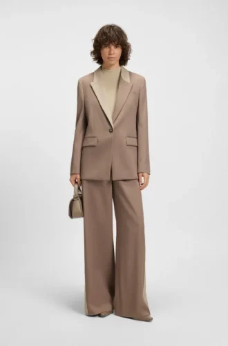 Blazer in lockerer Passform mit farblich abgesetztem Revers