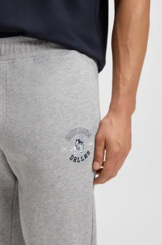 BOSS x DALLAS COWBOYS Trainingshose mit alternativem Logo