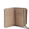 Brieftasche aus genarbtem Leder mit metallischem Logo-Schriftzug