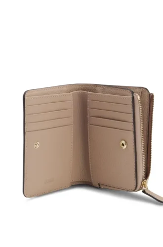 Brieftasche aus genarbtem Leder mit metallischem Logo-Schriftzug