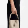 Bucket Bag aus Leder mit Logo-Schriftzug