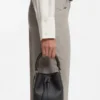 Bucket Bag aus Leder mit Logo-Schriftzug