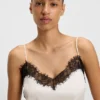 Camisole aus Satin mit Spitzendetails