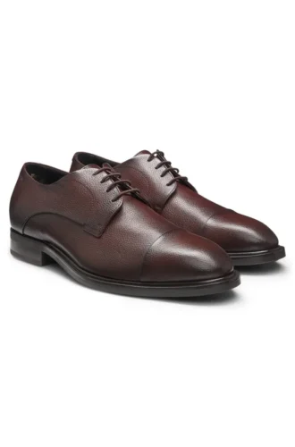 Derby-Schuhe aus genarbtem Leder mit Zehenkappe