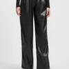 Gerade geschnittene Hose aus Kunstleder Gerade geschnittene Hose aus Kunstleder