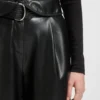 Gerade geschnittene Hose aus Kunstleder Gerade geschnittene Hose aus Kunstleder