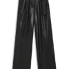 Gerade geschnittene Hose aus Kunstleder Gerade geschnittene Hose aus Kunstleder
