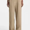 Gerade geschnittene Hose mit goldfarbener Karabinerkette