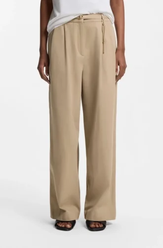 Gerade geschnittene Hose mit goldfarbener Karabinerkette