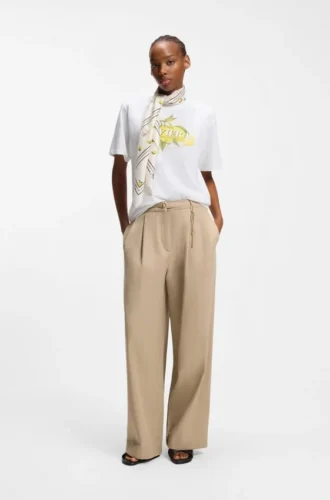 Gerade geschnittene Hose mit goldfarbener Karabinerkette