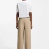 Gerade geschnittene Hose mit goldfarbener Karabinerkette