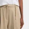Gerade geschnittene Hose mit goldfarbener Karabinerkette