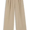Gerade geschnittene Hose mit goldfarbener Karabinerkette