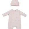 Geschenkverpacktes Set aus Schlafanzug und Mütze mit Logo für Babys