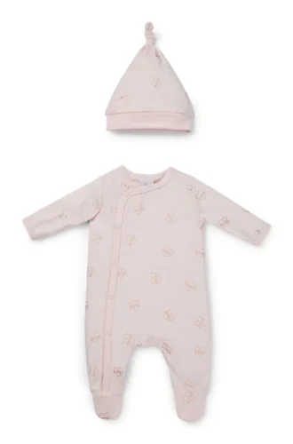 Geschenkverpacktes Set aus Schlafanzug und Mütze mit Logo für Babys