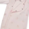 Geschenkverpacktes Set aus Schlafanzug und Mütze mit Logo für Babys