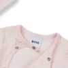 Geschenkverpacktes Set aus Schlafanzug und Mütze mit Logo für Babys