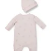 Geschenkverpacktes Set aus Schlafanzug und Mütze mit Logo für Babys