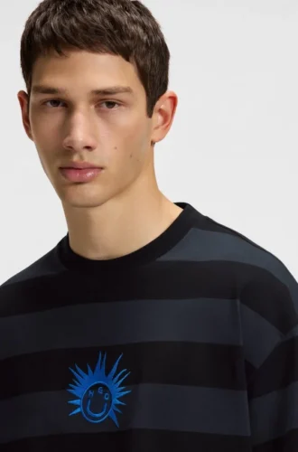Gestreiftes Baumwoll-T-Shirt mit Happy HUGO-Logo