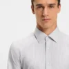 Gestreiftes Slim-Fit-Hemd aus Performance-Stretch-Material Gestreiftes Slim-Fit-Hemd aus Performance-Stretch-Material