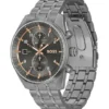 Grau beschichtete Chronographenuhr mit goldfarbenen Details
