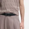 Gürtel aus genarbtem Leder mit geprägter Oberfläche und Beschlägen aus gebürstetem Metall