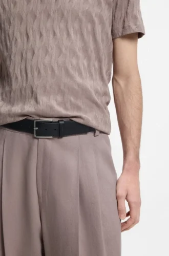Gürtel aus genarbtem Leder mit geprägter Oberfläche und Beschlägen aus gebürstetem Metall