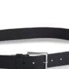 Gürtel aus genarbtem Leder mit geprägter Oberfläche und Beschlägen aus gebürstetem Metall