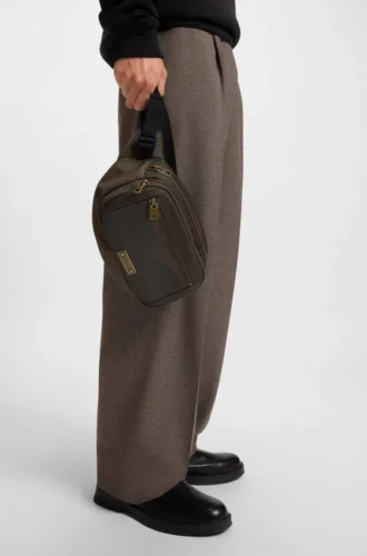 Gürteltasche mit Logo-Plakette im Antik-Look