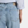 Hellblaue Jeans mit weitem Bein aus festem Denim