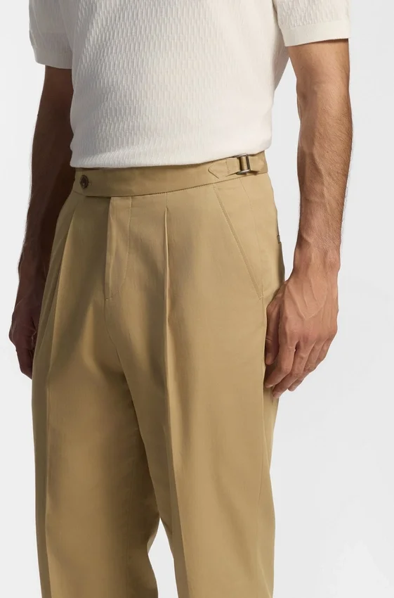 Hose mit konischer Passform aus Stretch-Baumwolle Hose mit konischer Passform aus Stretch-Baumwolle