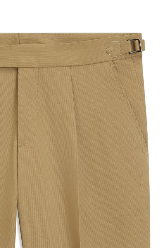 Hose mit konischer Passform aus Stretch-Baumwolle Hose mit konischer Passform aus Stretch-Baumwolle