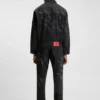 HUGO x RB Jacke aus schwarzem Denim mit Lasermuster HUGO x RB Jacke aus schwarzem Denim mit Lasermuster