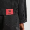 HUGO x RB Jacke aus schwarzem Denim mit Lasermuster HUGO x RB Jacke aus schwarzem Denim mit Lasermuster
