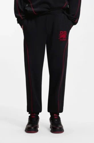 HUGO x RB Stretch-Baumwoll-Jogginghose mit Stier-Motiv