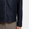 Jacke aus beschichtetem Stoff mit wasserabweisender Ausrüstung