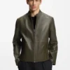 Jacke aus genarbtem Leder in schmaler Passform