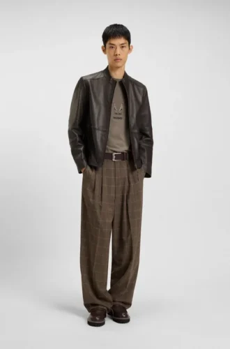 Jacke aus genarbtem Leder in schmaler Passform